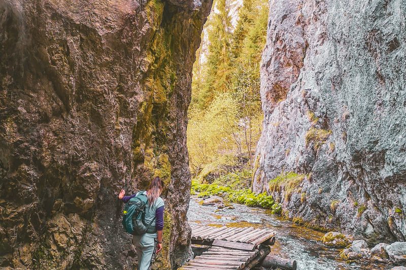 Turistka v skalnej tiesňave Prosieckej doliny