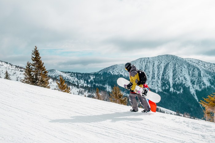 Snowboardista na zjazdovke